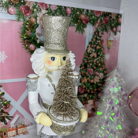 ❤️Light up LED Nutcracker - Picture 2 of 4